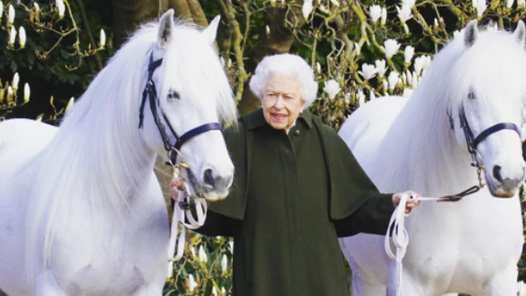 Βασίλισσα Ελισάβετ: Νέο πορτρέτο για τα γενέθλιά της - Η αγάπη της για τα άλογα και το καθόλου τυχαίο πράσινο παλτό