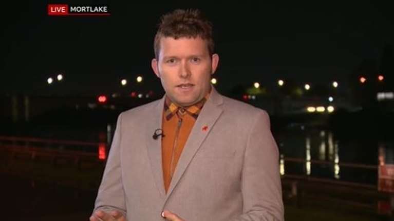 Απίστευτη ψυχραιμία: Δημοσιογράφος του BBC είδε να του κλέβουν την τσάντα την ώρα της ζωντανής μετάδοσης και συνέχισε κανονικά