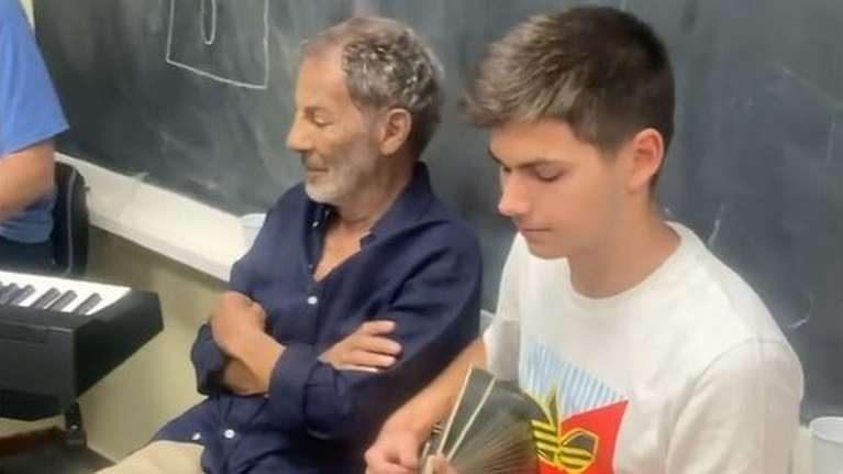 Σταύρος Ξαρχάκος: Οι πρόβες του με τους πιτσιρικάδες μουσικούς της Σύρου [βίντεο]