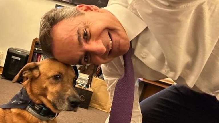 Η επιστροφή του... κομματόσκυλου: Η selfie Μητσοτάκη μαζί με τον Peanut στο Μαξίμου