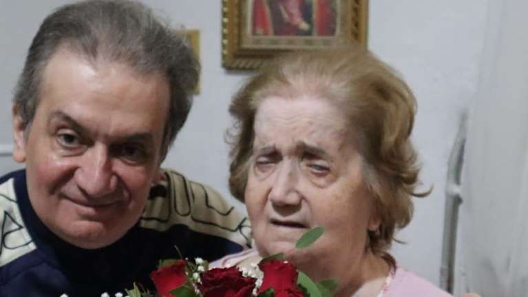 Σολίστ πουλάει το πιάνο του για την άρρωστη μητέρα του - &quot;Είμαι μόνος και αβοήθητος&quot;