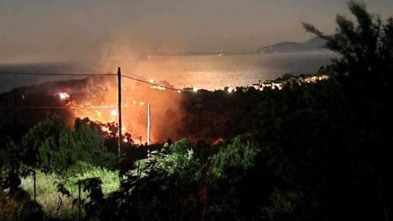 Κεφαλονιά: Μεγάλη πυρκαγιά στην περιοχή Σπαρτιά, κοντά σε κατοικημένη περιοχή