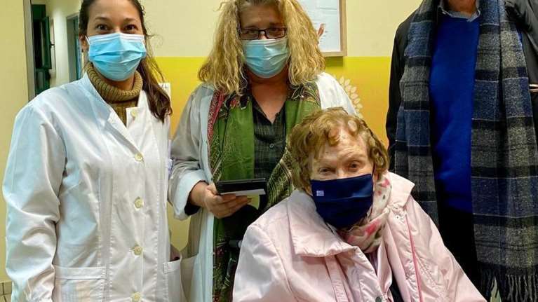 Εμβολιάστηκε η Μαργαρίτα Παπανδρέου στο ΙΚΑ Καλλιθέας: Η τρυφερή selfie με τον Γιώργο και την εγγονή της