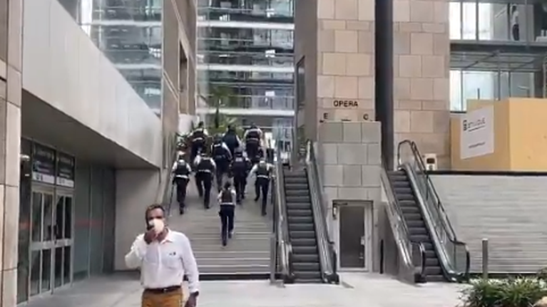 Λήξη συναγερμού στο Παρίσι: Δεν εντοπίστηκε ένοπλος στο εμπορικό κέντρο [βίντεο]