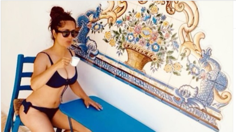 Σάλμα Χάγιεκ: Απολαμβάνει τον καφέ της στην Πάρο - Η σέξι φωτογραφία με μαγιό