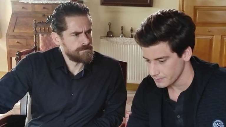 Σασμός: Ο Νικηφόρος ποζάρει χαμογελαστός στο φέρετρο  - Τo backstage γέλιο με τον Μαθιό