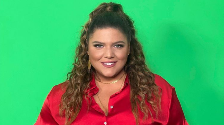 Η Δανάη Μπάρκα ποζάρει όπως δεν την έχουμε ξαναδεί και στέλνει ένα μήνυμα - γροθιά κατά του body shaming