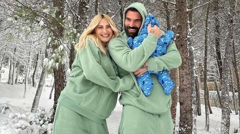 &quot;Μη με πρήζετε, κουράσατε&quot;: Τι απαντά η Τούνη σε όσους την κατέκριναν για τη βόλτα με τον νεογέννητο γιο της στα χιόνια