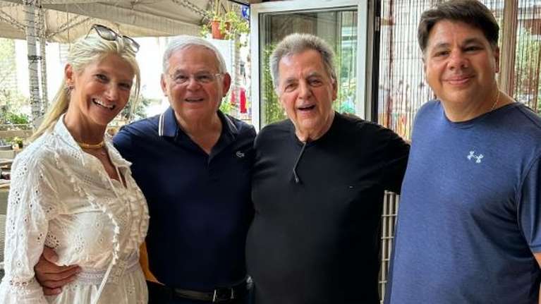 Ο Αμερικανός Γερουσιαστής Μενέντεζ στηρίζει Ελλάδα και στις διακοπές: Για φαγητό στην Πλάκα με τη σύζυγό του και τον Τζορτζ Τσούνης