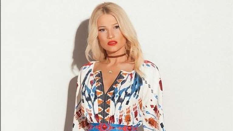 Φαίη Σκορδά: Αν και θετική στον κορονοϊό, διαβάζει τα παιδιά της - η φωτογραφία μέσα στο σπίτι τους