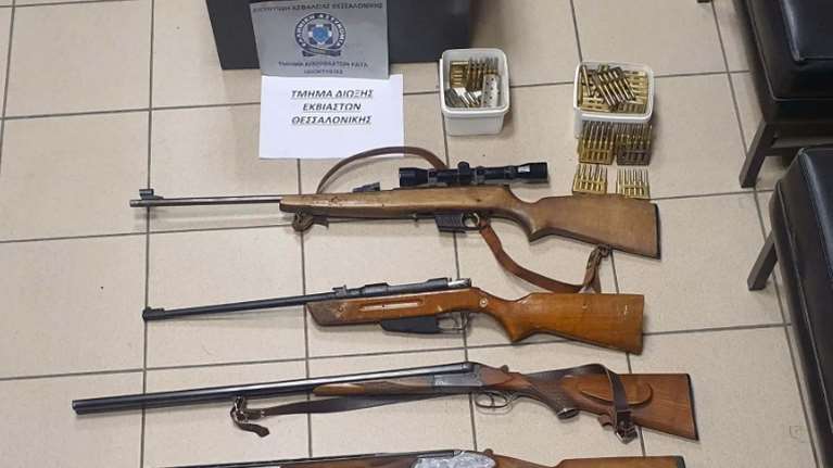 Έδεσσα: Συλλογή από μαχαίρια, όπλα, εκρηκτικά και πυρομαχικά - Ερευνες σε 4 σπίτια, δύο συλλήψεις [εικόνες]