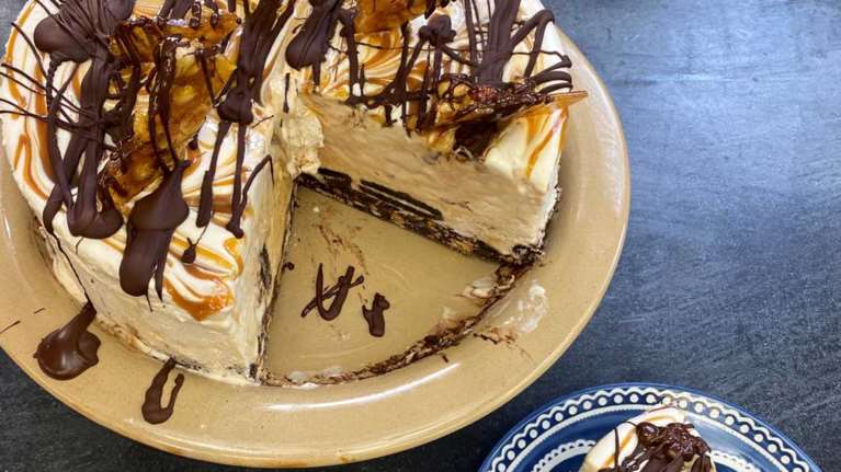 Συνταγή της Αργυρώς Μπαρμπαρίγου: Απίθανη τούρτα παγωτό µε μωσαϊκό