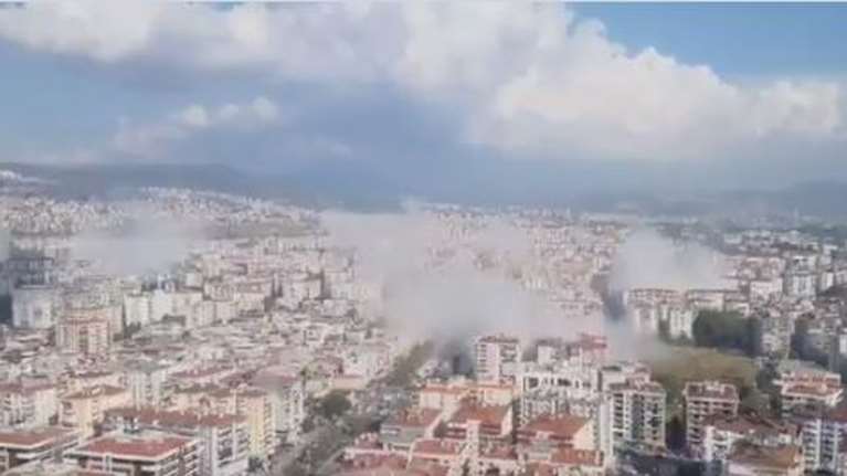 Σεισμός στη Σάμο: Σύννεφα καπνού πάνω από τη Σμύρνη- Επεσαν πολυκατοικίες [εικόνες- βίντεο]