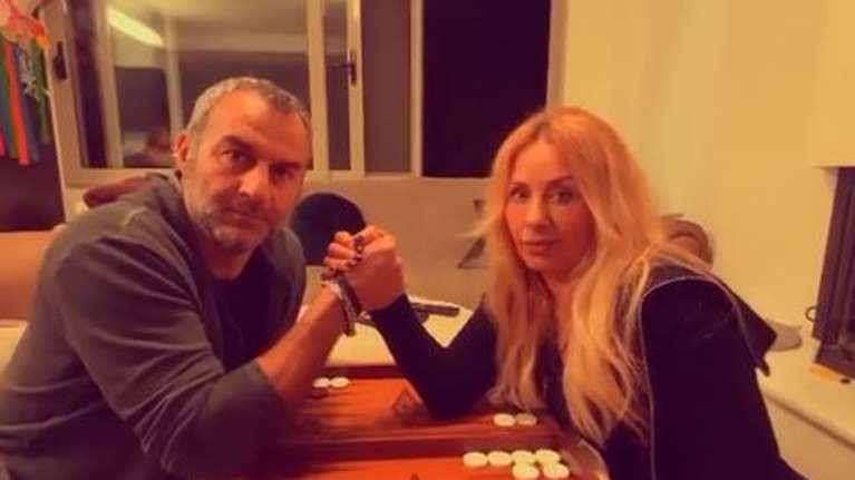 Τζάκι, τάβλι και... πλακωτό: Γωγώ Μαστροκώστα και Τραϊανός Δέλλας δείχνουν πώς τα περνούν στην απομόνωση