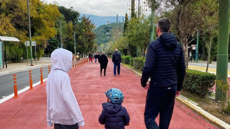 Κώστας Μπακογιάννης: Τρυφερός μπαμπάς, βολτάρει με τους γιους του στο κέντρο της Αθήνας