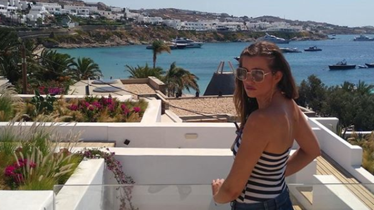 Άγριες Μέλισσες: Στιγμές χαλάρωσης για τη &quot;Λενιώ&quot; στη Μύκονο - Εμφανώς ανανεωμένη η Μαρία Κίτσου [Εικόνες]
