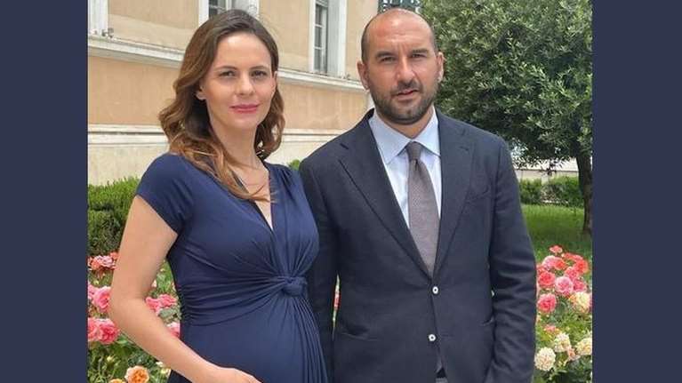 Ο Τζανακόπουλος και η έγκυος Αχτσιόγλου λένε "όχι" στη συνεπιμέλεια με μια φωτογραφία