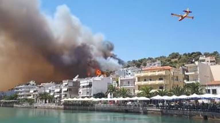 Συναγερμός στη Σαλαμίνα: Σε εξέλιξη φωτιά κοντά σε κατοικημένη περιοχή - Ισχυροί άνεμοι 6 μποφόρ [Βίντεο]