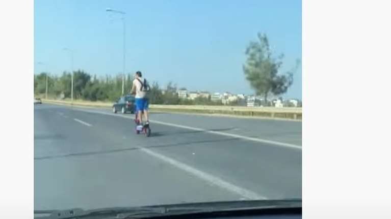 Τρόμος στη Θεσσαλονίκη: Ριψοκίνδυνος νεαρός τρέχει στον Περιφερειακό με πατίνι, χωρίς κράνος [βίντεο]