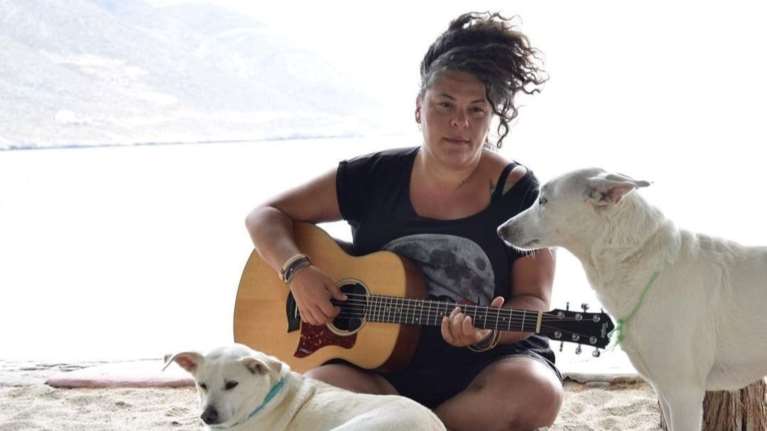 Μυρίζει καλοκαίρι: Η Ματούλα Ζαμάνη σε Live Streaming συναυλία από την Αμοργό