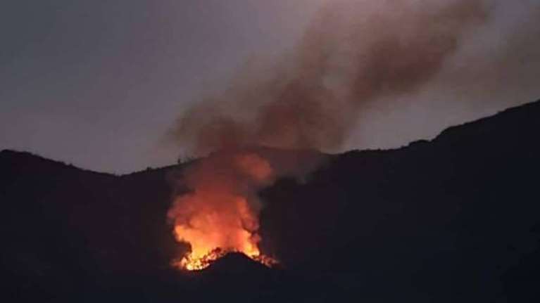 Φωτιά στη Θάσο: Κοντά στις κατασκηνώσεις της Ποταμιάς το μέτωπο [εικόνες-βίντεο]