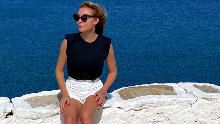 Τατιάνα Στεφανίδου: Μίνι απόδραση στις Κυκλάδες με casual look– Σε ποιο νησί πήγε [εικόνα]
