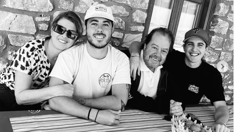 Σοφία Αλιμπέρτη: Δεν μπορώ να βρω τις λέξεις - Καμάρωσε τον γιο της Good Job Nicky στην πρώτη του συναυλία