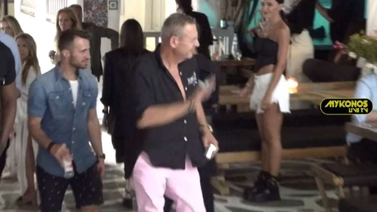 Στη Μύκονο ο Πάνος Καμμένος: Βόλτα στα Ματογιάννια με ροζ παντελόνι και ανοιχτό μαύρο πουκάμισο