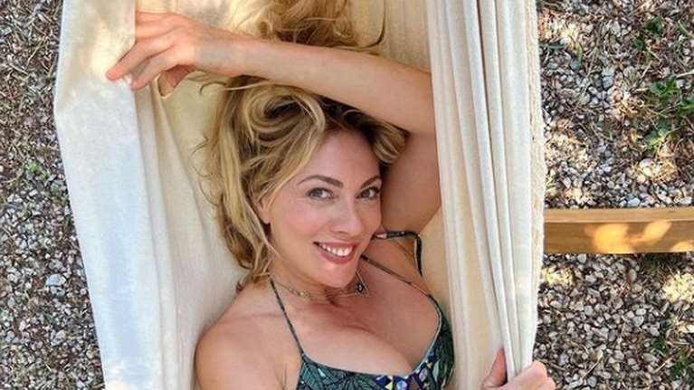 Σμαράγδα Καρύδη: Γιορτάζει τα γενέθλιά της ξαπλώνοντας με το μαγιό της σε αιώρα [εικόνες]