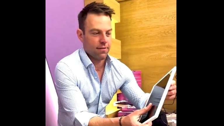 Ο Κασσελάκης φορτίζει τάμπλετ και απευθύνει κάλεσμα για τις προκριματικές του ΣΥΡΙΖΑ - Το &quot;καρφί&quot; για την Ασημακοπούλου