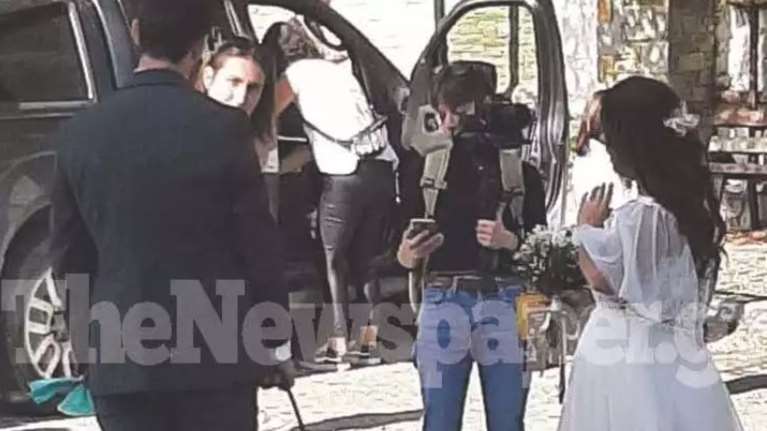 Viral ο σκύλος που ντύθηκε... παρανυφάκι σε γάμο στο Πήλιο -  Ο γαμπρός, η νύφη και η φωτογραφία