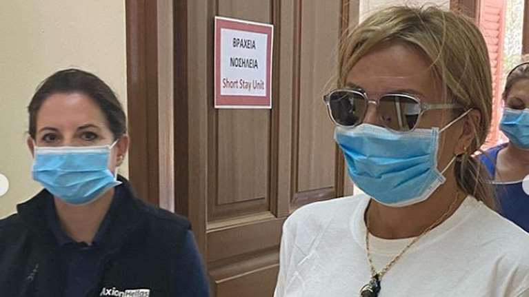 Η Μαρέβα Μητσοτάκη στο Καστελλόριζο με εθελοντές κατά του κορονοϊού - Με τζιν, γυαλιά ηλίου και μάσκα [εικόνες]