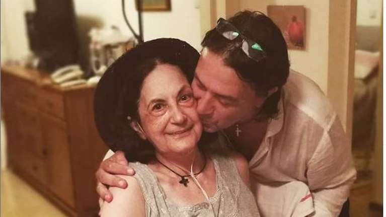 Γιάννης Κότσιρας: Ραγίζει καρδιές το μήνυμα για τη μητέρα του - "Λείπεις μάνα μου"