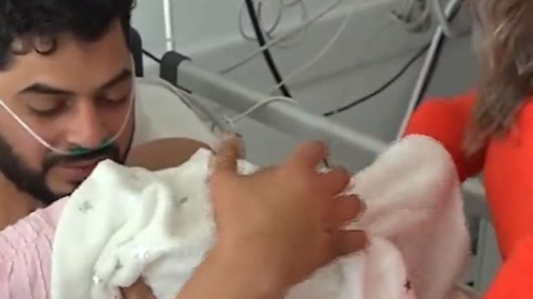 Συγκίνηση για τον πατέρα στην Τουρκία που σώθηκε 11 ημέρες μετά τον σεισμό και γνώρισε τη νεογέννητη κόρη του