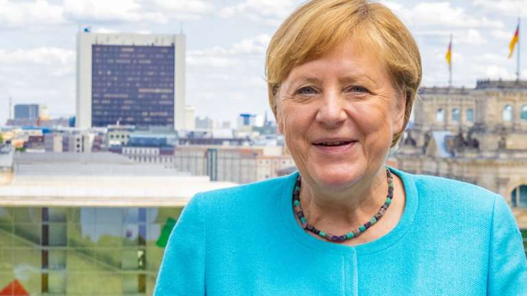 Άνγκελα, η κοκέτα: 55.000 ευρώ για μαλλιά και μακιγιάζ της Μέρκελ πλήρωσε το γερμανικό δημόσιο από όταν έφυγε από την εξουσία