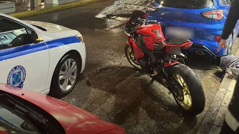 Αττική: 22χρονος οδηγούσε επικίνδυνα με μηχανή χωρίς δίπλωμα - Τραβούσε βίντεο τα "κατορθώματά" του
