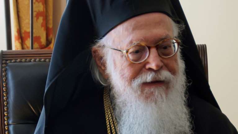 Αρχιεπίσκοπος Αλβανίας Αναστάσιος: Νοσηλεύεται σε απλή κλίνη και παρακολουθείται από εντατικολόγους - Ολιγόλεπτη επίσκεψη του Γ. Γεραπετρίτη