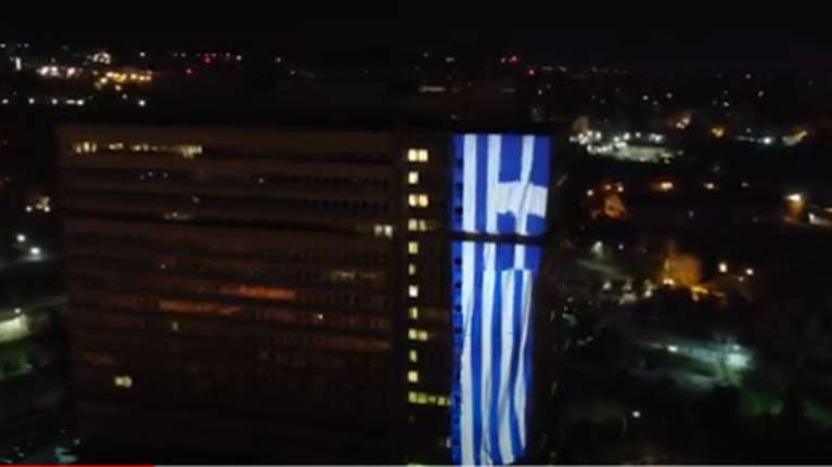 25η Μαρτίου: Μια τεράστια γαλανόλευκη σημαία &quot;έντυσε&quot; το υπ. Προστασίας του Πολίτη [βίντεο]