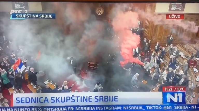 Χάος στη Σερβία: Μέλη της αντιπολίτευσης πέταξαν καπνογόνα και άναψαν πυρσούς μέσα στη Βουλή [βίντεο]