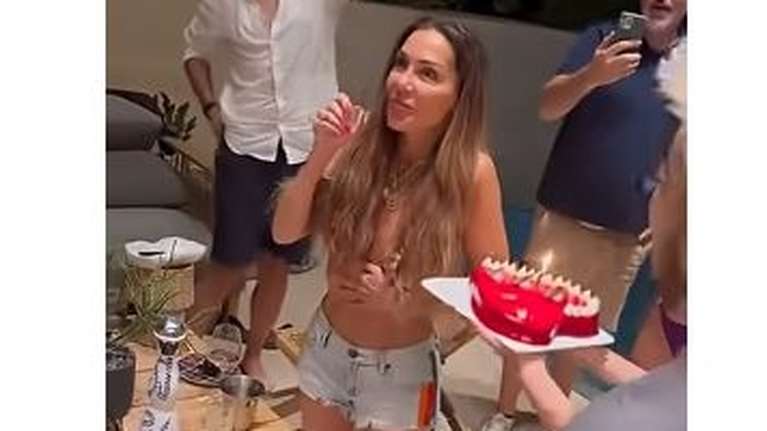 Δέσποινα Βανδή: Εσβησε την τούρτα που της έφεραν τα παιδιά της, στην πισίνα του νέου της σπιτιού [βίντεο]