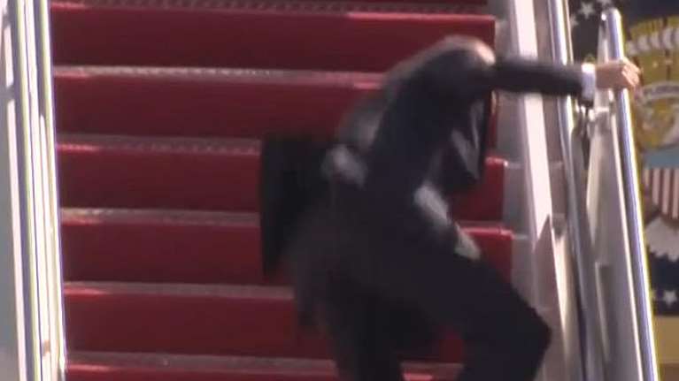 ΗΠΑ: Viral η τούμπα του Τζο Μπάιντεν - Έπεσε στη σκάλα του Air Force One [Βίντεο-Εικόνες]
