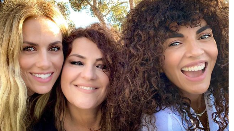 Κατερίνα Ζαρίφη, Μαρία Σολωμού και Ντορέττα Παπαδημητρίου ποζάρουν με μαγιό στην πισίνα