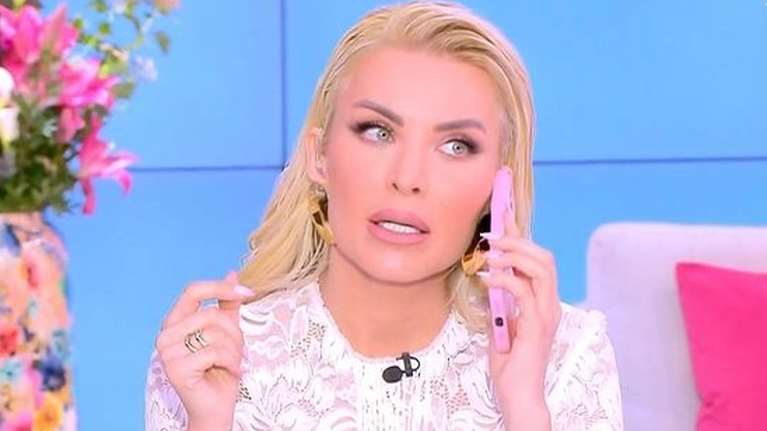 Η Κατερίνα Καινούργιου τηλεφώνησε on air στον Γιώργο Λιάγκα μετά την ειδοποίηση για βόμβα: "Με έχει μπλοκάρει;"