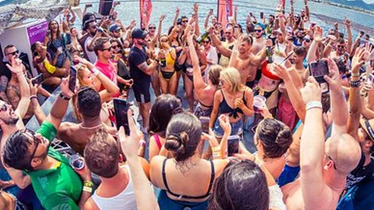 Τι συμβαίνει τελικά στη Μύκονο με τον κορονοϊό- Πώς τα πάρτι τύπου Ίμπιζα έφεραν τα σκληρά μέτρα