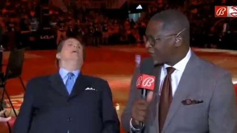 NBA: Παρουσιαστής καταρρέει σε ζωνταντή μετάδοση - Έκανε σχολιασμό με τον Ντόμινικ Ουίλκινς που συνέχισε απτόητος [Βίντεο]