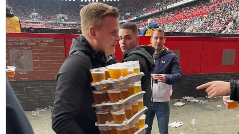 Η φωτογραφία που έγινε viral: 23χρονος φίλαθλος στην Ολλανδία μεταφέρει... 48 ποτήρια μπύρα