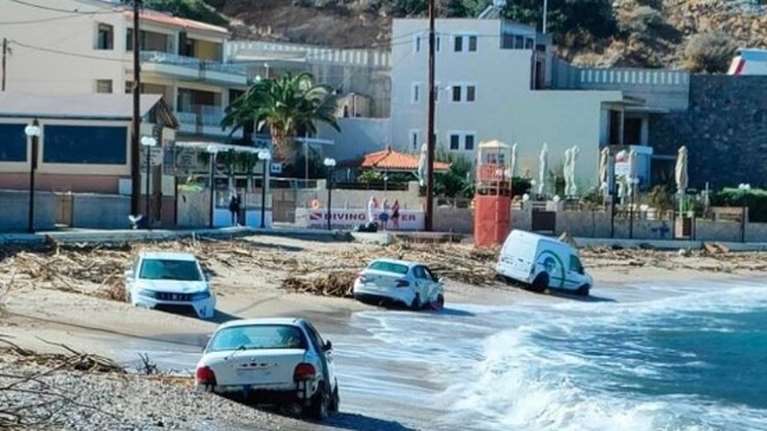 Ηράκλειο: Ακόμη βρίσκουν αυτοκίνητα στο βυθό της Λυγαριάς και της Αγίας Πελαγίας από την πλημμύρα του Οκτώβρη