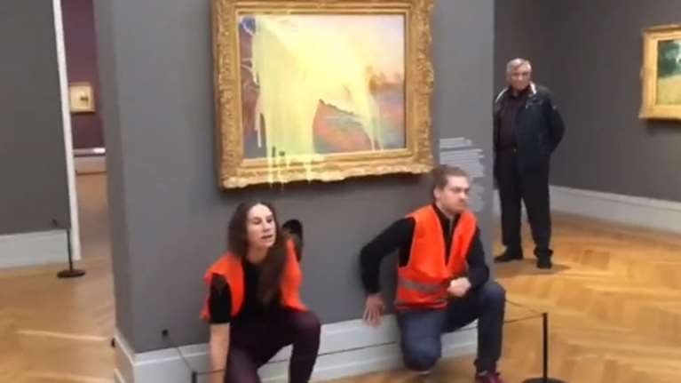 Πέταξαν πουρέ σε πίνακα του Μονέ στη Γερμανία - Νέο κρούσμα παραλογισμού από ακτιβιστές για το κλίμα