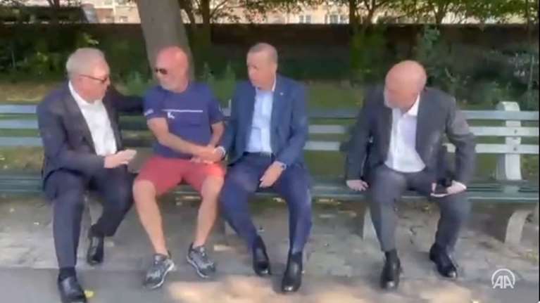 Νέα Υόρκη: Ο Ερντογάν έκανε βόλτα στο Central Park - Η &quot;τυχαία&quot; συνάντηση με περαστικό που τον εξυμνούσε [βίντεο]