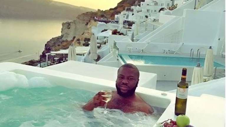 Νιγηριανός influencer εξαπατούσε followers και έκλεψε 350 εκατ. λίρες - Οι χλιδάτες διακοπές στη Σαντορίνη [Εικόνες]